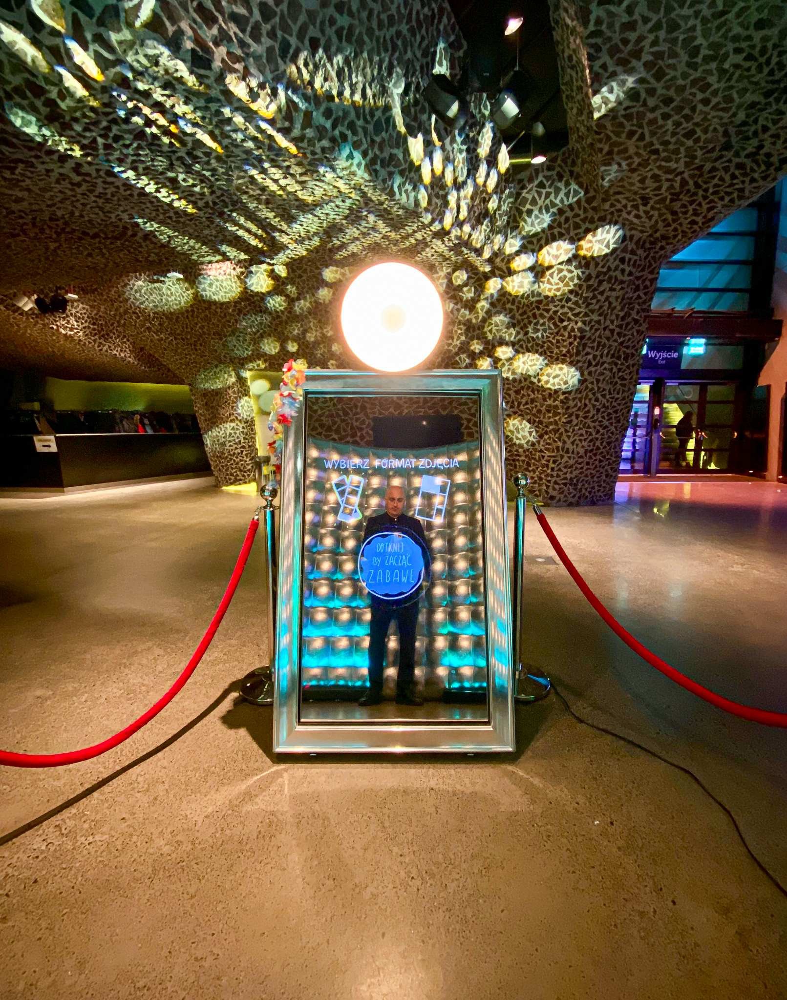 Fotolustro - wynajem i obsługa. Obsługujemy wesela, urodziny, imprezy firmowe.