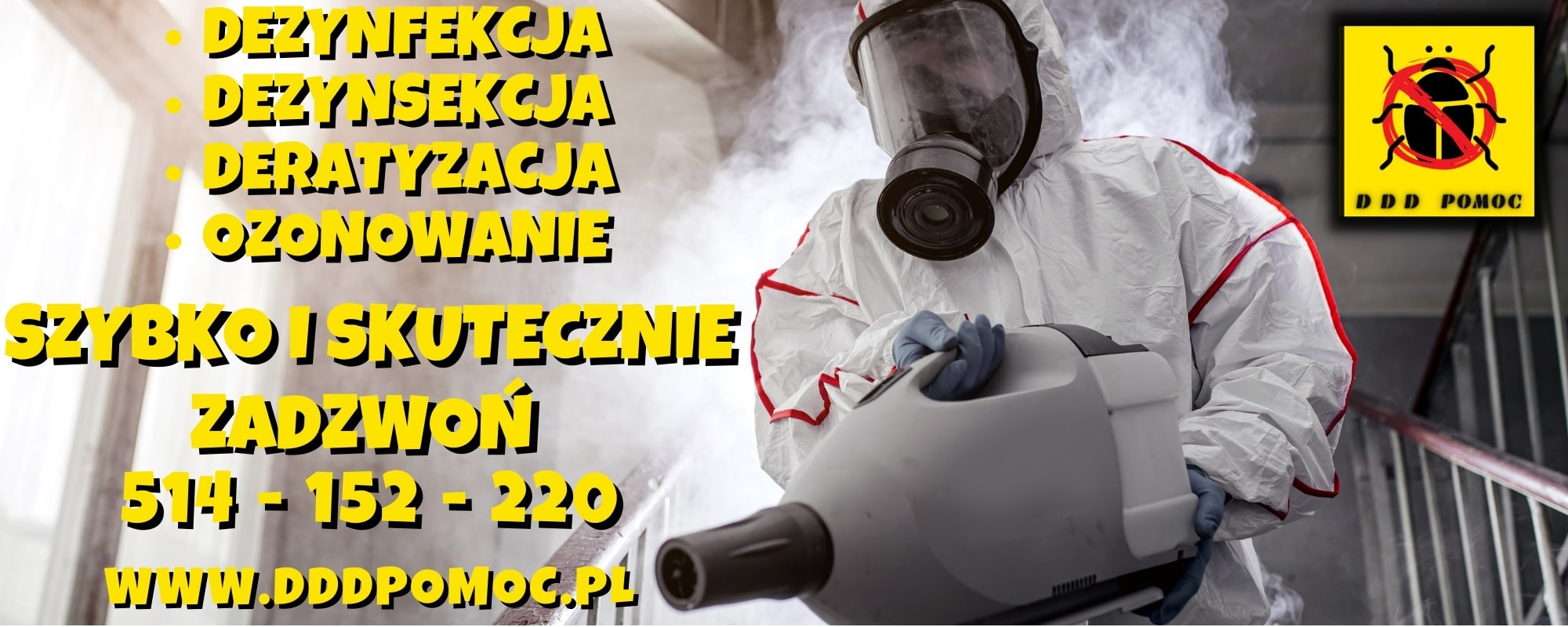 Osoba w kombinezonie ochronnym i masce gazowej obsługuje zamgławiacz na klatce schodowej podczas zabiegu DDD, obok widoczny baner z napisem 'DDD Pomoc' i numerem telefonu.