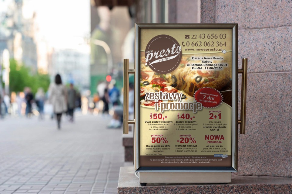 Stojak reklamowy pizzerii Nowe Presto z ofertą zestawów i promocji, umieszczony na zewnątrz budynku, z rozmytym tłem ulicznym i przechodniami.