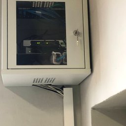 Instalacja Szafy 10" 
-wstawienie urządzeń sieciowych +konfiguracja 
-wykonanie instalacji sieciowej wewnątrz biura
-doprowadzenie internetu po Radiolini z głównego budynku 