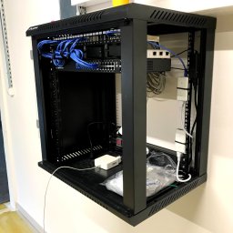 Zawieszenie szafy teleinformatycznej 19" 
wykonanie instalacji LAN i WLAN wewnątrz biur,
-konfiguracja urządzeń WLAN
-Konfiguracja Routera 