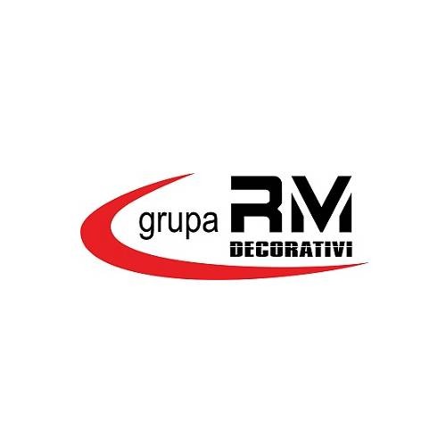 Logo firmy Grupa RM Decorativi z czerwonym łukiem i czarnym napisem.