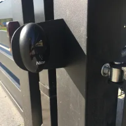 Montaż fotokomórki bezpieczeństwa do bramy dwuskrzydłowej.