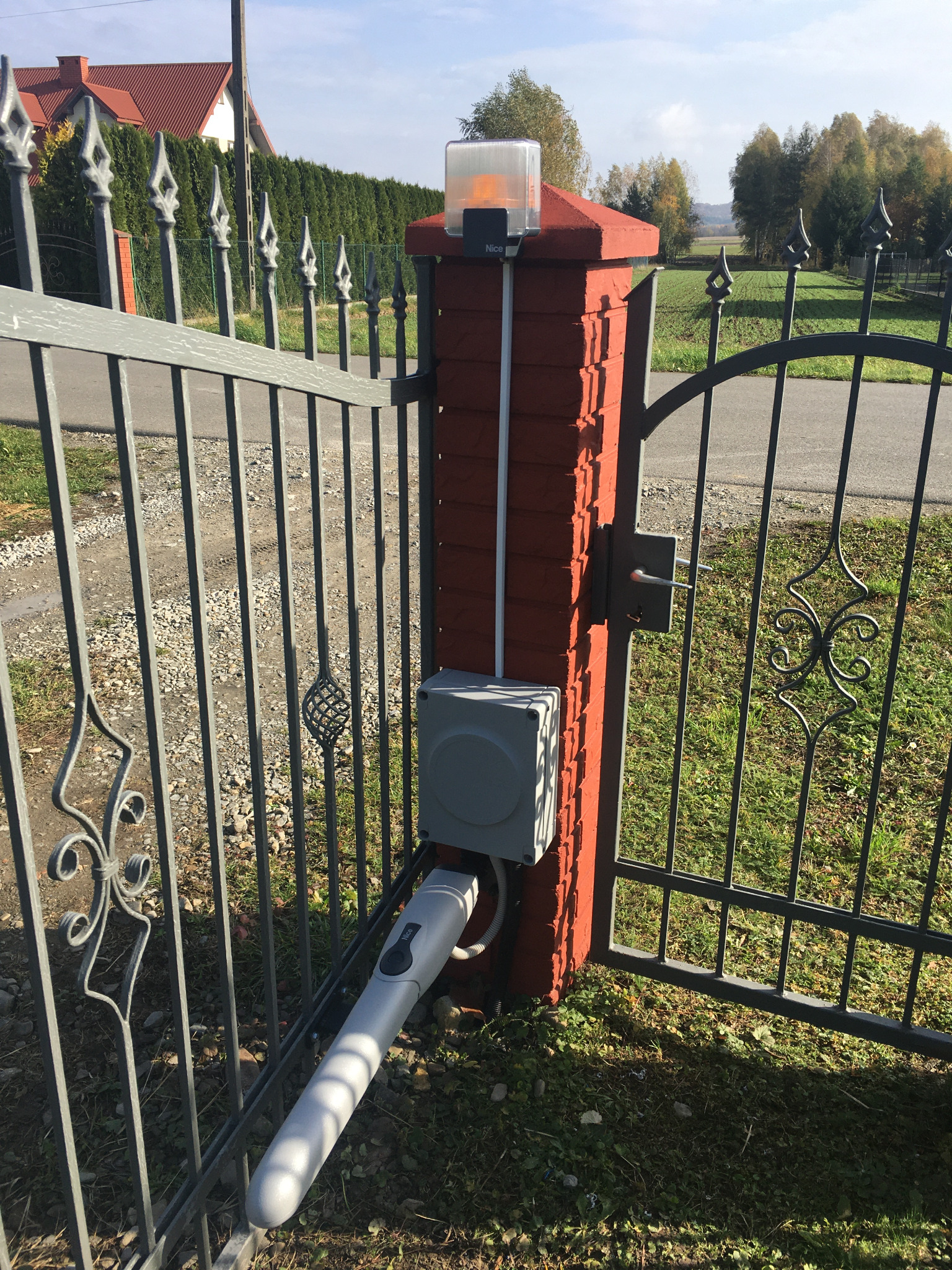 Montaż siłowników Nic Wingo2024 na słupkach murowanych.