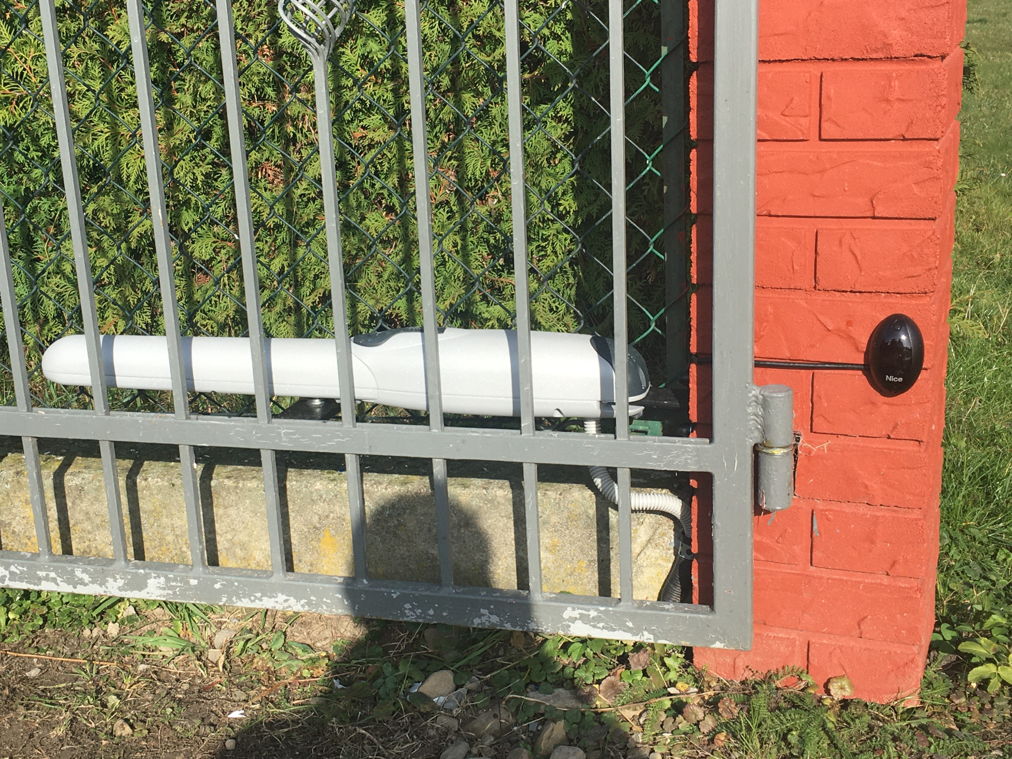 Siłownik Nice Wingo2024 i fotokomórka BF. Prowadzenie przewodów po słupkach.