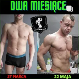 Mężczyzna prezentuje transformację sylwetki w ciągu dwóch miesięcy, porównanie zdjęć przed i po treningu, widoczny progres mięśni, selfie w łazience z telefonem w dłoni.
