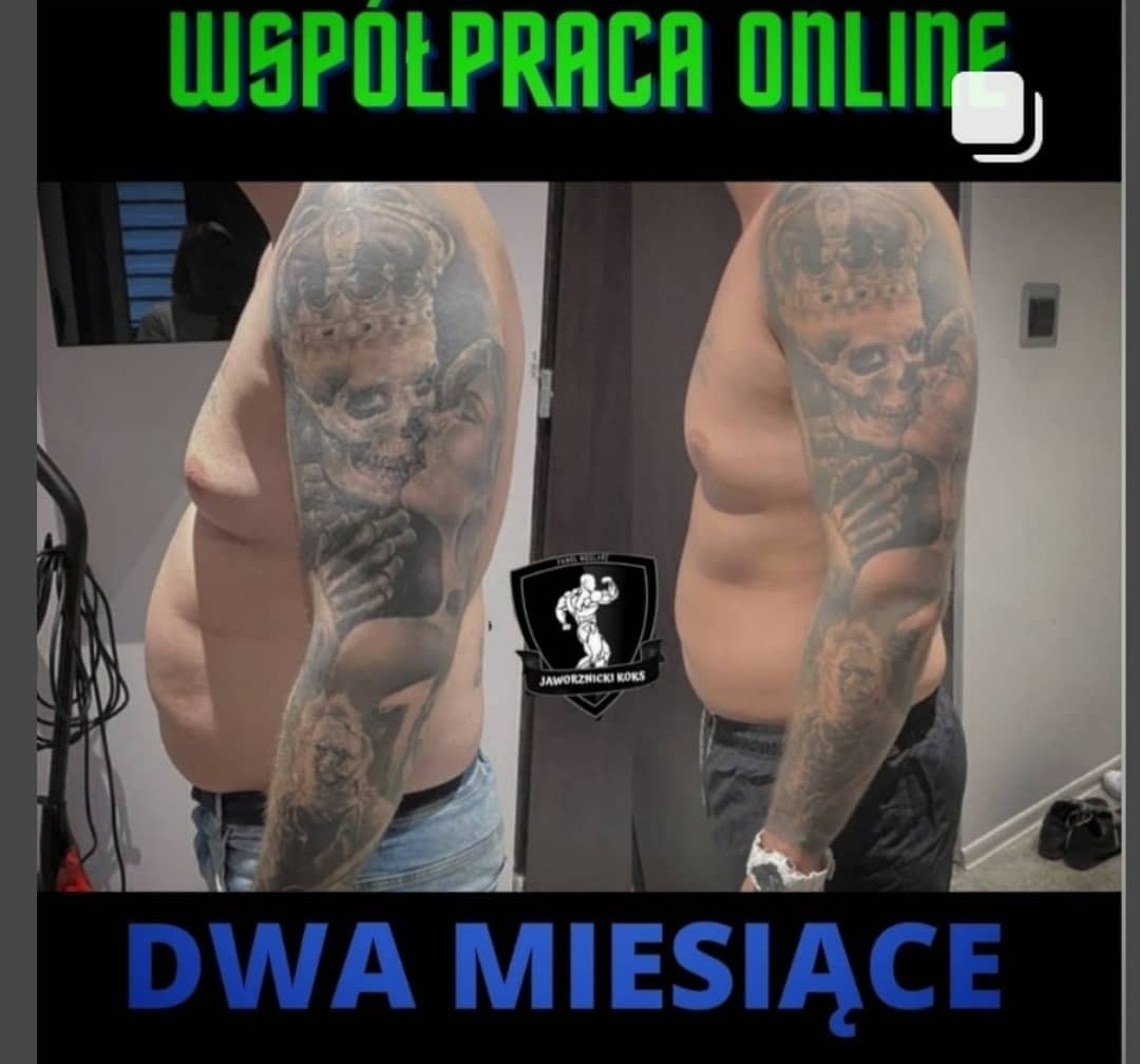 Mężczyzna przed i po transformacji sylwetki, widoczne zmiany po dwóch miesiącach współpracy online, tatuaż na ramieniu.