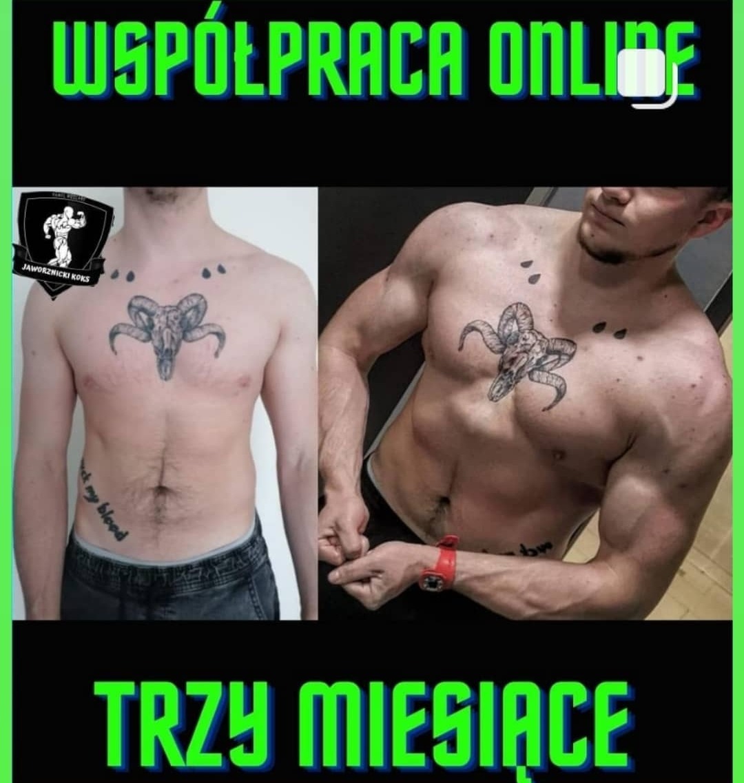 Mężczyzna przed i po transformacji sylwetki w ciągu trzech miesięcy, widoczne mięśnie klatki piersiowej i ramion, tatuaż czaszki barana na klatce piersiowej, napis 'Współpraca Online' u góry.