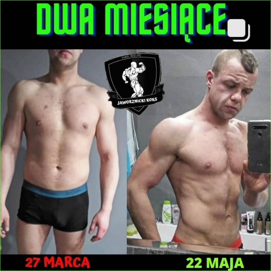 Mężczyzna prezentuje transformację sylwetki w ciągu dwóch miesięcy, porównanie zdjęć przed i po treningu, widoczny progres mięśni, selfie w łazience z telefonem w dłoni.