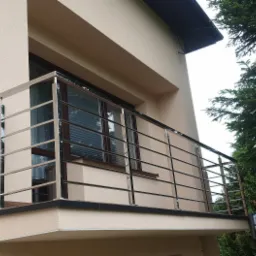 Balkon z nowoczesną, prostą balustradą ze stali nierdzewnej, widok z dołu, drabina oparta o ścianę budynku.