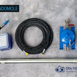 W skład zestawu wchodzi:
- kret do przecisków GRUNDOMOLE,
- oliwiarka,
- wąż,
- olej 5l.

