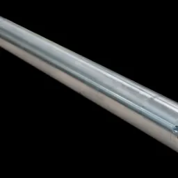 Metalowa sonda geotechniczna z kablem, o spiralnej końcówce, na czarnym tle.