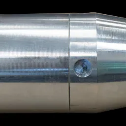 Chromowany, teleskopowy cylinder hydrauliczny z widocznym otworem montażowym i śladami obróbki skrawaniem na powierzchni.