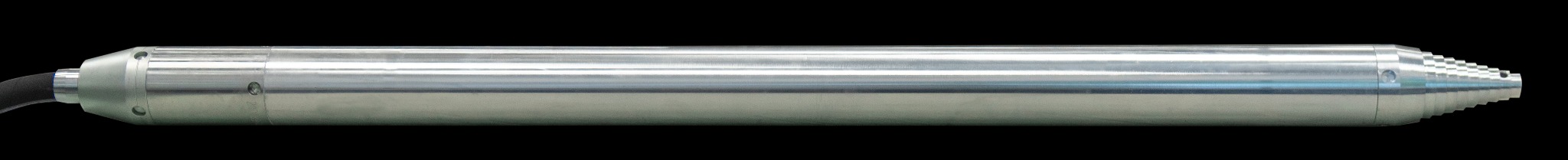 Sonda geotechniczna CPT z przewodem, widok z boku na czarnym tle.