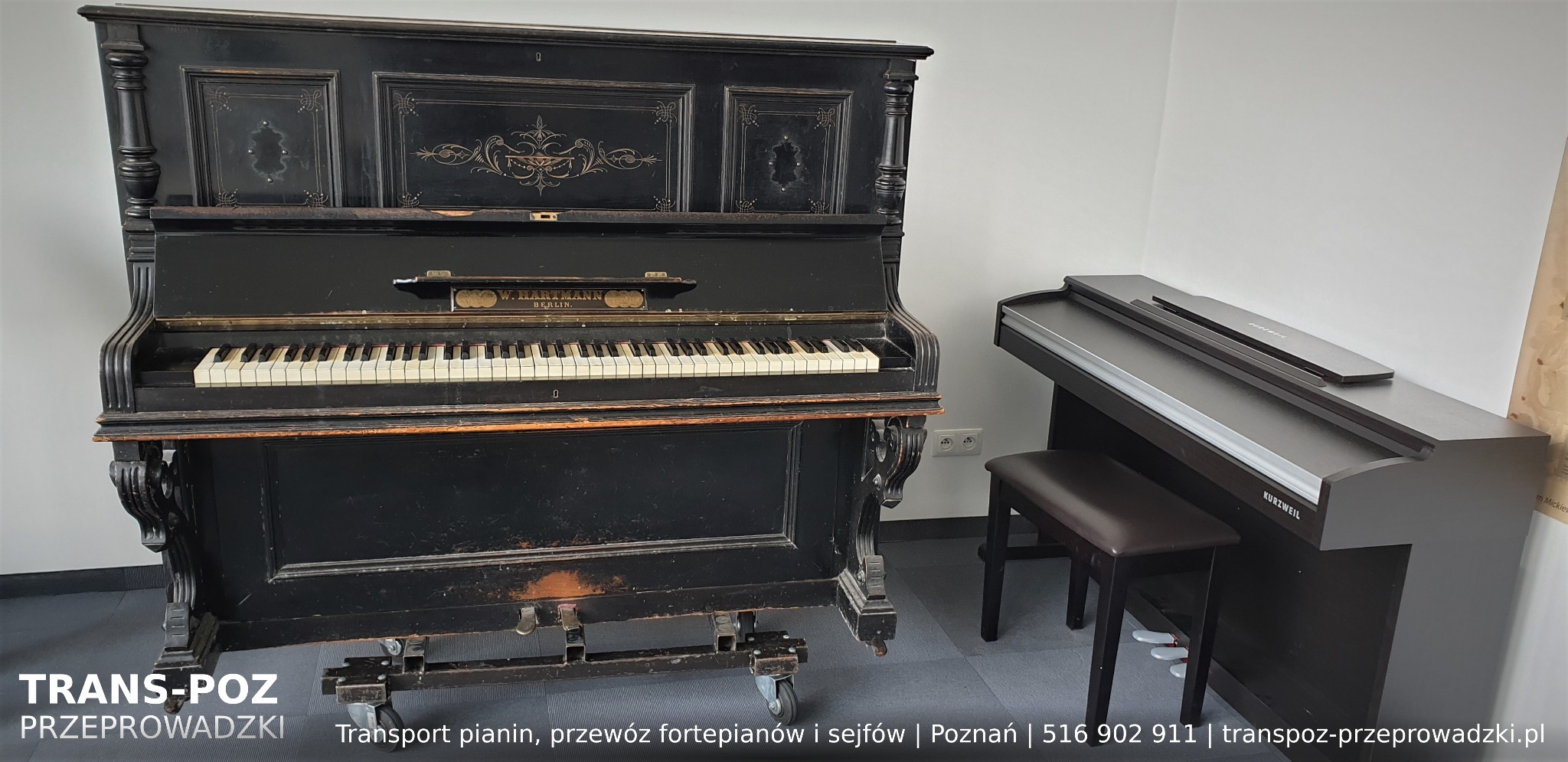 Antyczny, czarny fortepian W. Hartmann Berlin na kółkach transportowych, obok nowoczesny instrument klawiszowy Kurzweil z ławą. Widoczne ślady użytkowania na starszym instrumencie.
