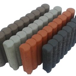 Tani Skład Budowlany - Różnokolorowe obrzeża trawnikowe z betonu, prezentacja palety barw: brązowy, szary, ceglasty, grafitowy, ustawione pionowo na białym tle.