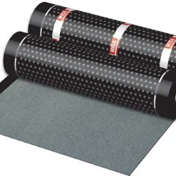 Tani Skład Budowlany - Dwa zrolowane pasy papy dachowej MIDA, czarne z białymi oznaczeniami, leżące na płaskim arkuszu tego samego materiału.