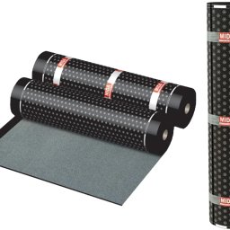 Tani Skład Budowlany - Dwa czarne, wzorzyste, foliowane walce materiału budowlanego leżące na szarym podłożu, obok pionowy zwój tego samego materiału zabezpieczony taśmami z logo producenta.