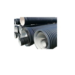 Tani Skład Budowlany - Stos czarnych rur drenażowych z białym wnętrzem, ułożonych warstwami, widoczne przekroje.