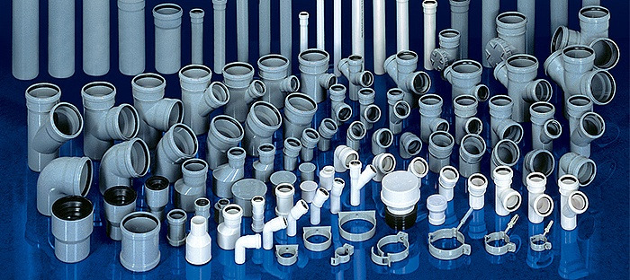 Różnorodne kształtki i rury kanalizacyjne z tworzywa sztucznego, prezentowane na niebieskim tle, obejmujące kolanka, trójniki, redukcje i uchwyty mocujące.