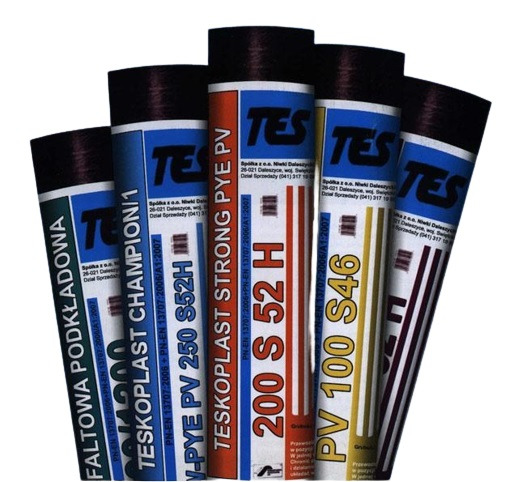 Różne rolki papy dachowej z etykietami producenta TES, ustawione blisko siebie na białym tle, widoczne napisy i oznaczenia modeli.