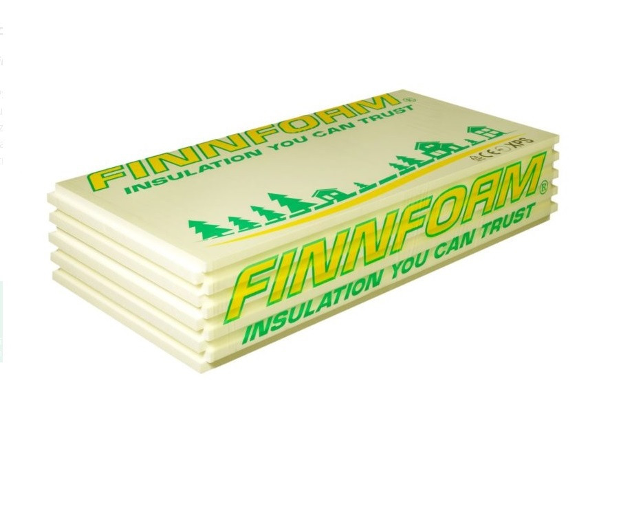 Stos czterech płyt izolacyjnych Finnfoam z zielonym logo i grafiką drzew i domków, na białym tle.