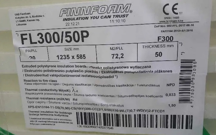 Etykieta informacyjna na arkuszu ekstrudowanego polistyrenu (XPS) marki Finnfoam FL300/50P, zawierająca dane techniczne, wymiary 1235x585 mm, grubość 50 mm, współczynnik przewodzenia ciepła 0,033...