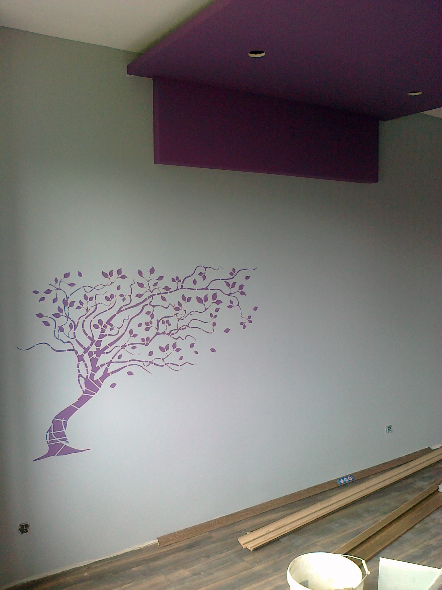 zabudowa ad łóżkiem z malowaniem