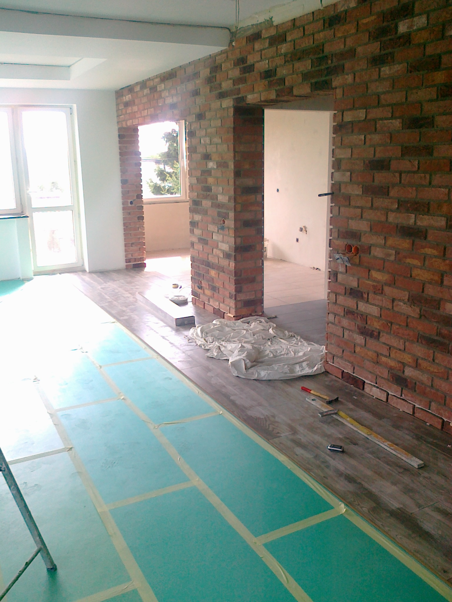 po ułożeniu cegły dekoracyjnej w trakcie układania paneli