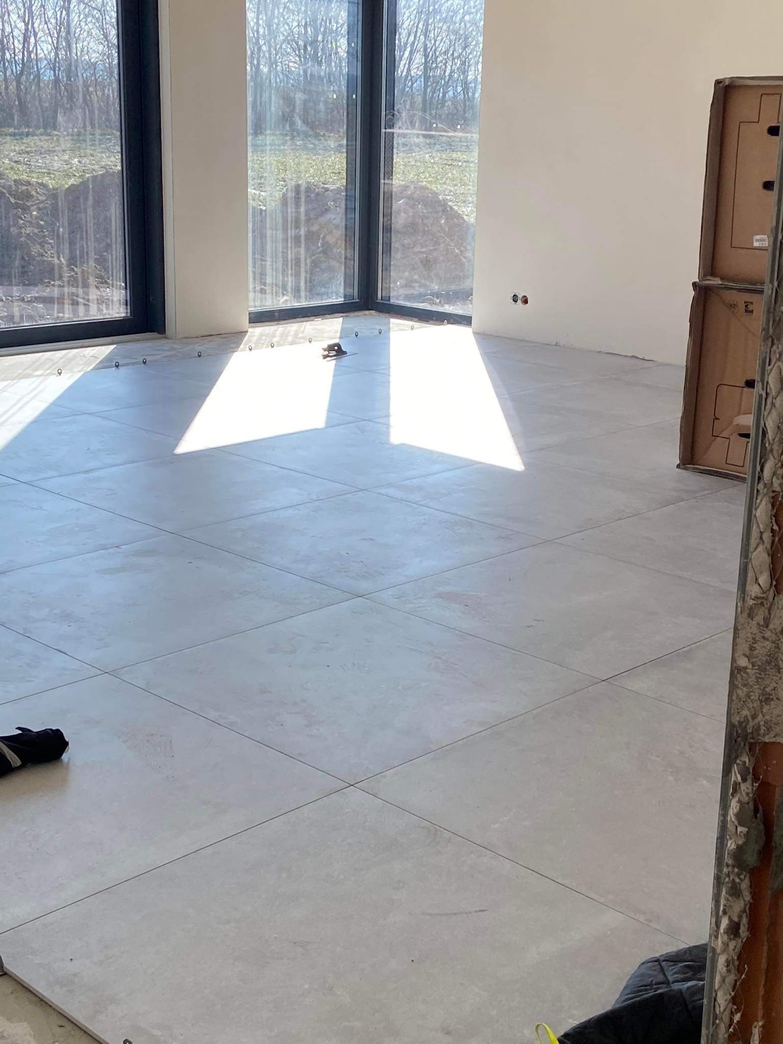 Pracę obejmowały :wylewki, wstawianie dzwi, ukladanie glazury , położenie gładzi , malowanie i inne