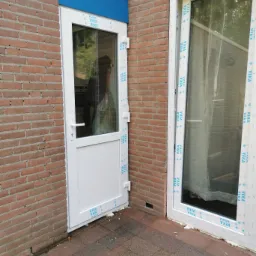 Montaż drzwi bocznych od strony ogrodu