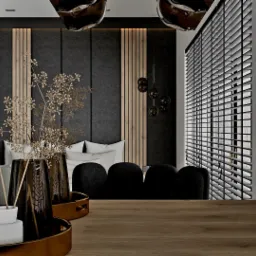 Nowoczesna sypialnia z łóżkiem z wezgłowiem w panelach, dekoracyjnymi lampami wiszącymi i drewnianymi żaluzjami, widok z perspektywy stołu z dekoracjami.