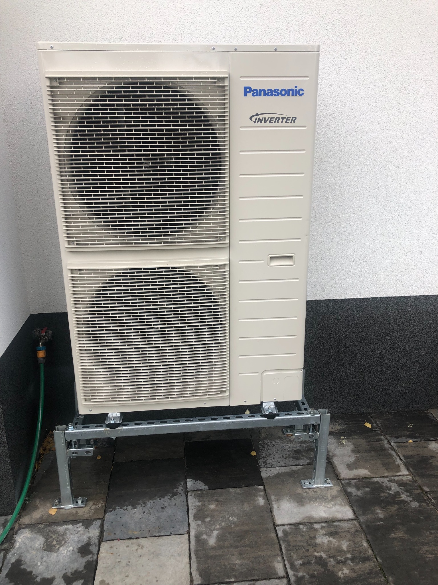 pompa ciepła typu split - jednostka zewnętrzna na stalowej podstawie