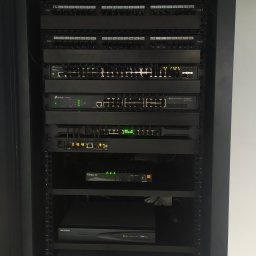 FP SYSTEMS Filip Pawiński - Szafka teleinformatyczna do obsługi sieci ethernet na 60 stanowisk oraz monitoringu IP.