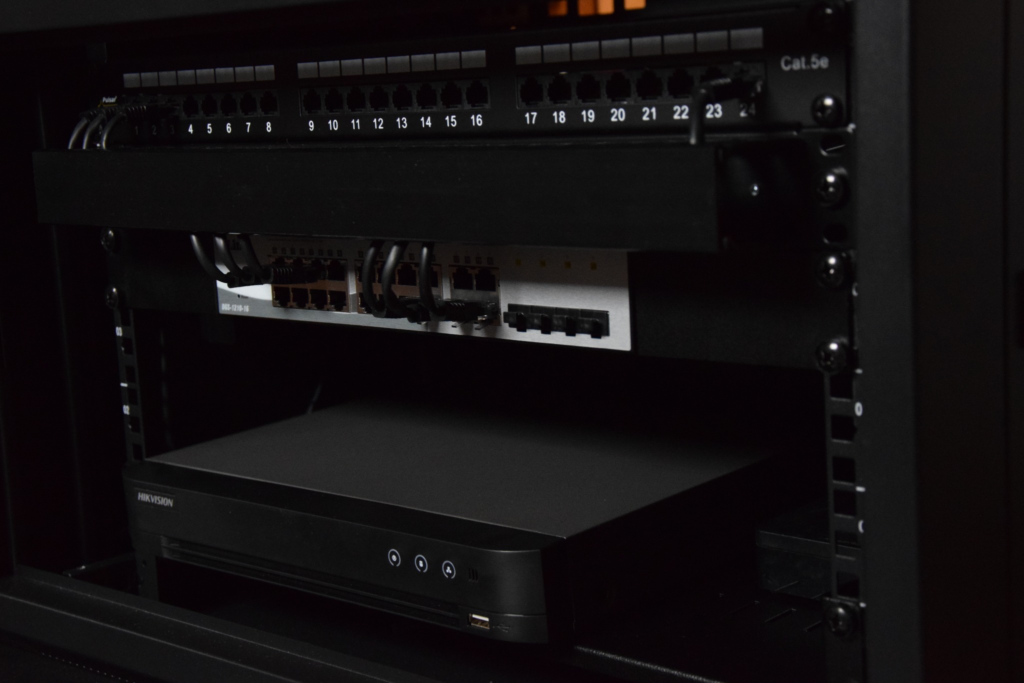 Szafka teleinformatyczna do obsługi sieci ethernet oraz monitoringu.