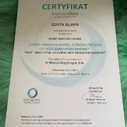 Certyfikat ukończenia kursu 'Stopa - skręcenie kostki, ostroga piętowa czy rozcięgno podeszwowe?' przez Edytę Glapę, wydany przez ODNOVA rehabilitacja szkolenia, podpisany przez dr Marcina...