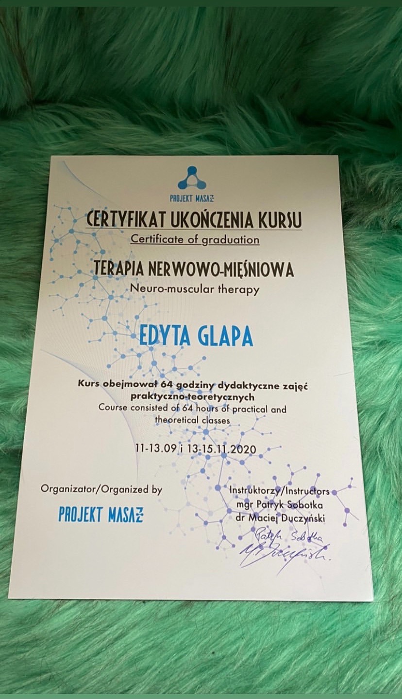 Certyfikat ukończenia kursu terapii nerwowo-mięśniowej dla Edyty Glapy, wydany przez Projekt Masaż, leżący na zielonym, futrzanym tle.