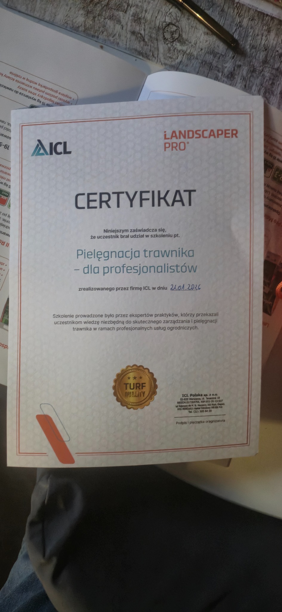 Certyfikat ukończenia szkolenia z pielęgnacji trawnika dla profesjonalistów, wydany przez ICL, z datą 21.01.2016, z pieczęcią 'Turf Quality'.