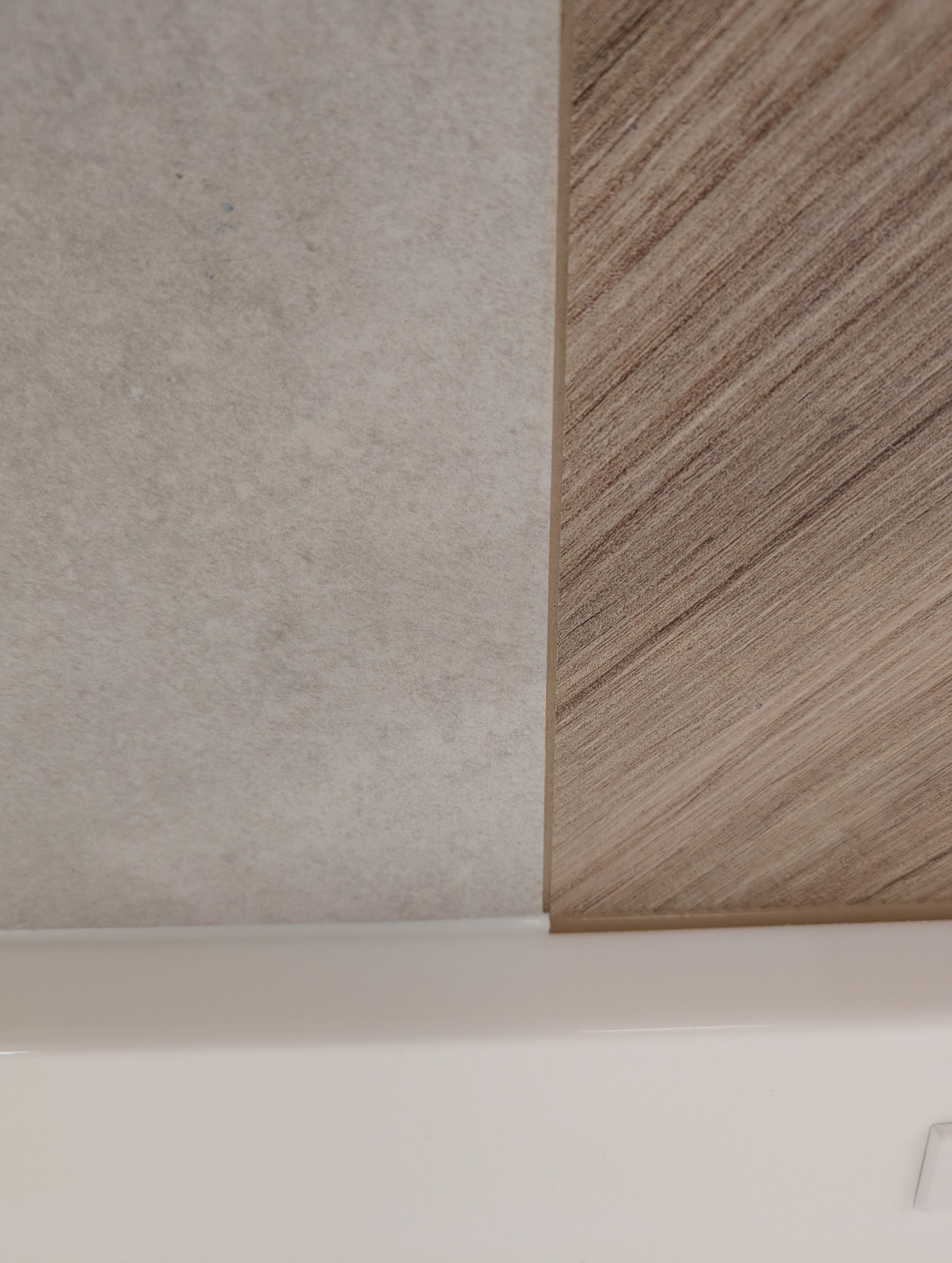 Połączenie płytek: beżowa, matowa i drewnopodobna, ułożone obok siebie na białej powierzchni. Widoczne detale faktury i łączenia.