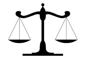 Stylizowana, czarno-biała ilustracja przedstawia wagę sprawiedliwości z dwiema szalami w równowadze, na białym tle.