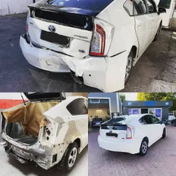 Kolaż przedstawia biały samochód marki Toyota Prius w trzech różnych stanach: po uszkodzeniu tylnej części, w trakcie naprawy z odsłoniętą karoserią i zabezpieczoną papierem, oraz po naprawie...