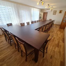 Stół konferencyjny z buka, w kolorze palisander.