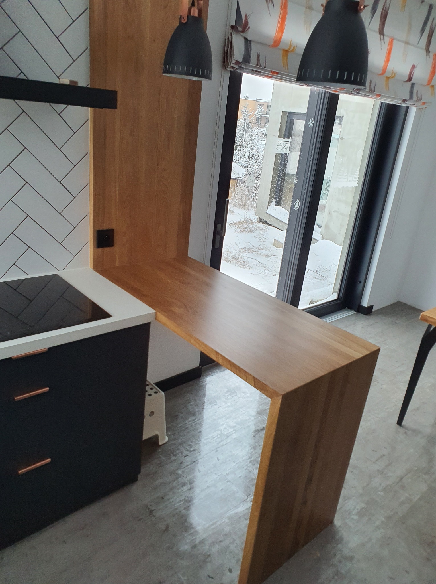 Półwysep kuchenny z drewna dębowego, kolor naturalny.