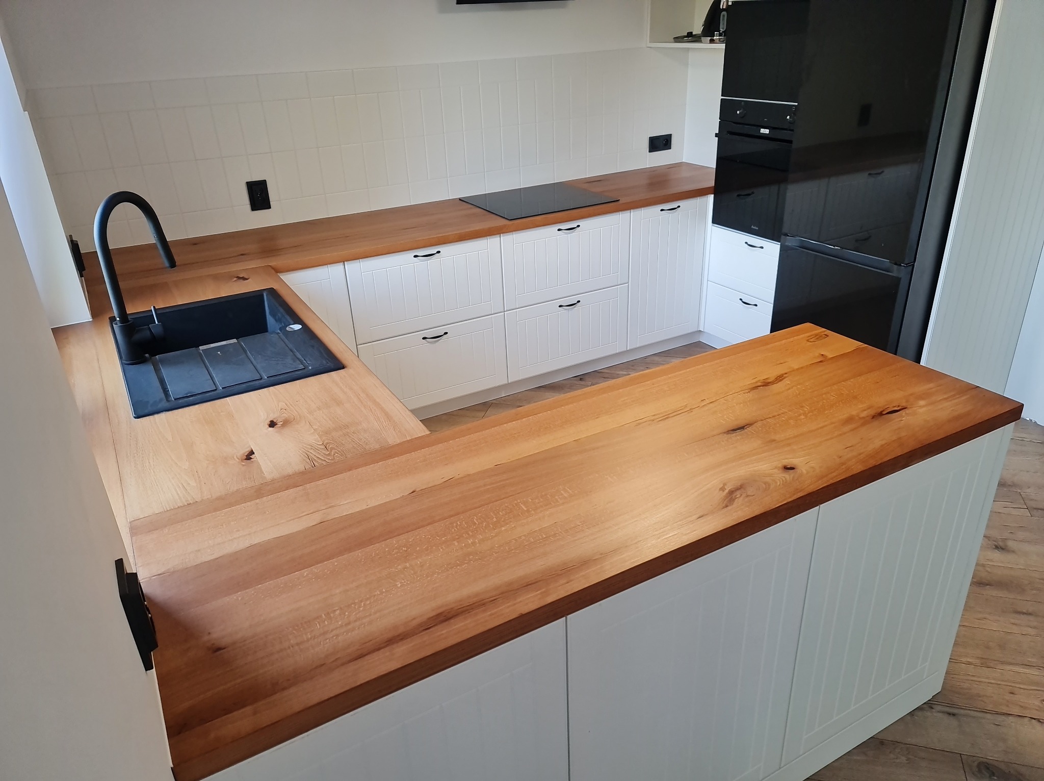 Blaty kuchenne z rustykalnego buka, kolor jasny dąb.