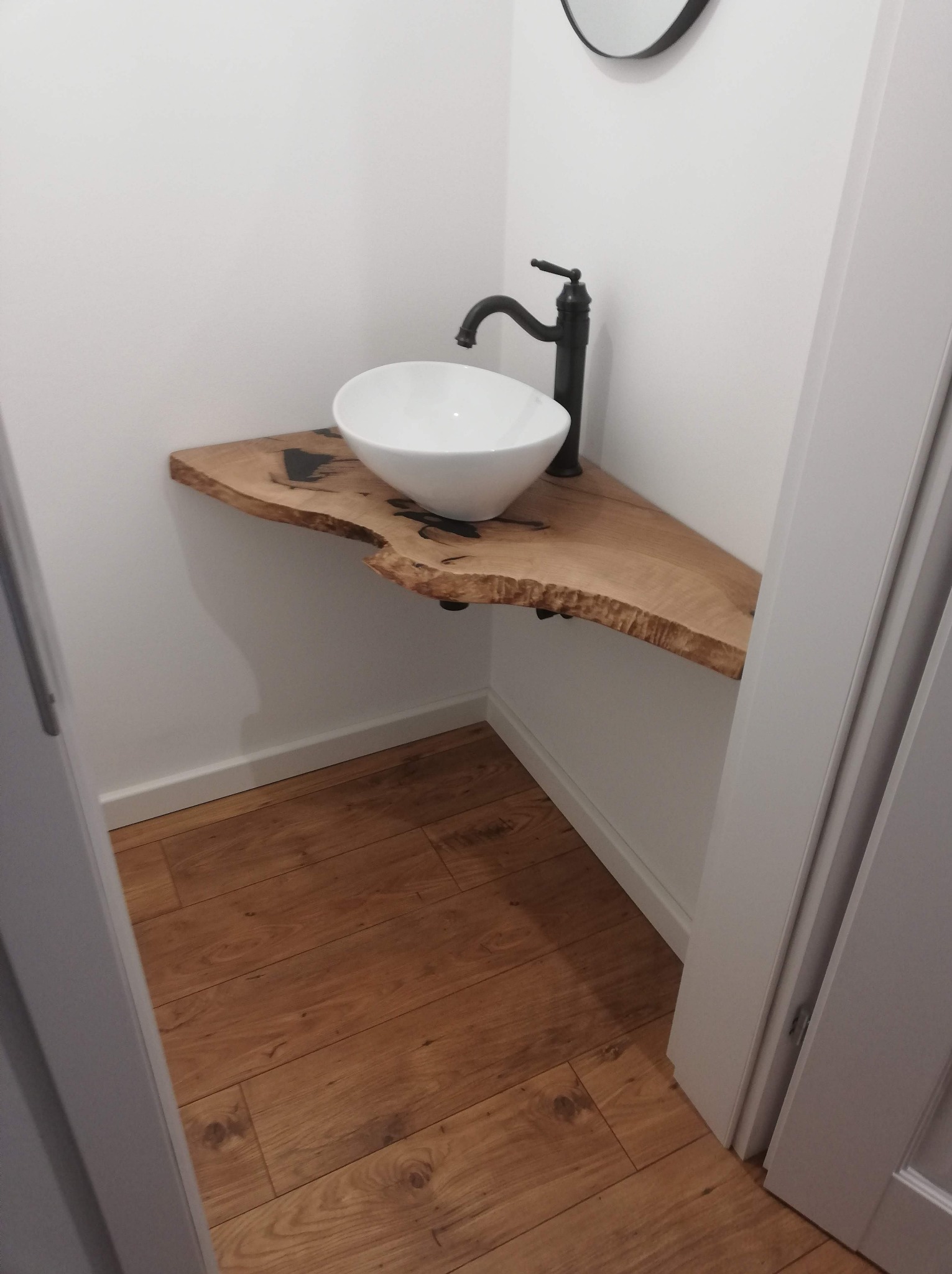 Półka pod umywalkę z rustykalnego jesionu.