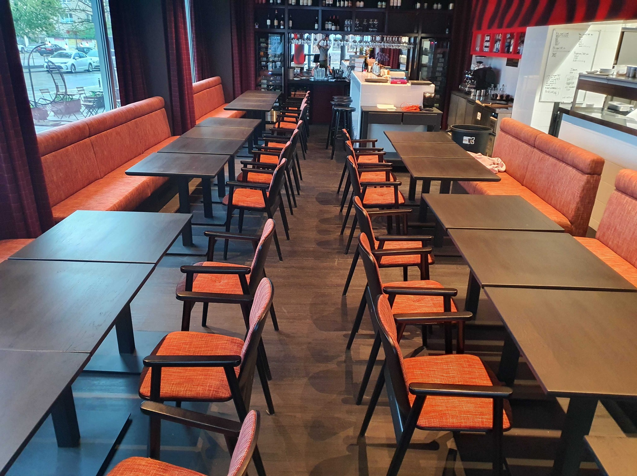 Zestaw stolików do restauracji z czarnego dębu.