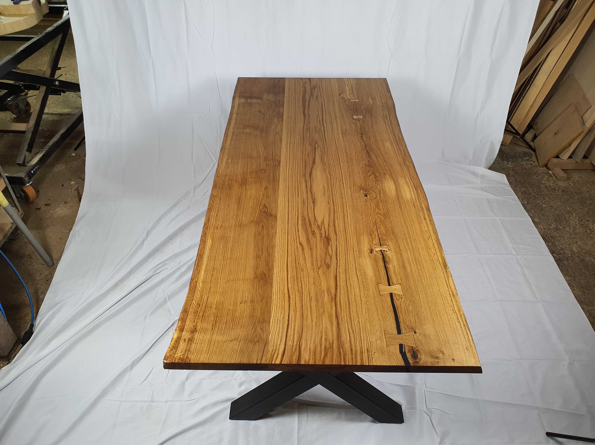 stół z dębu, z metalowymi nogami