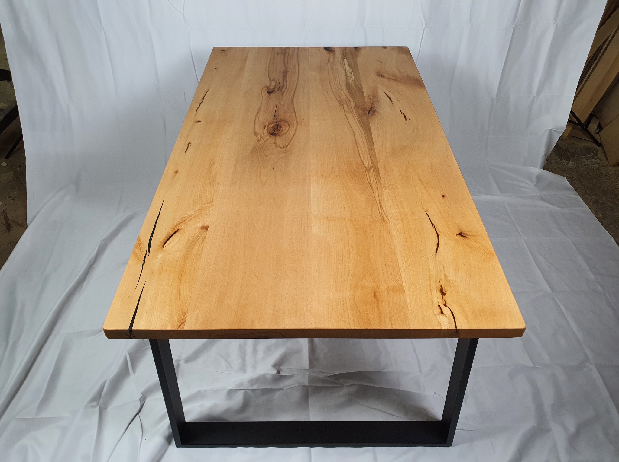 Stół z buka parzonego, z metalowymi nogami.