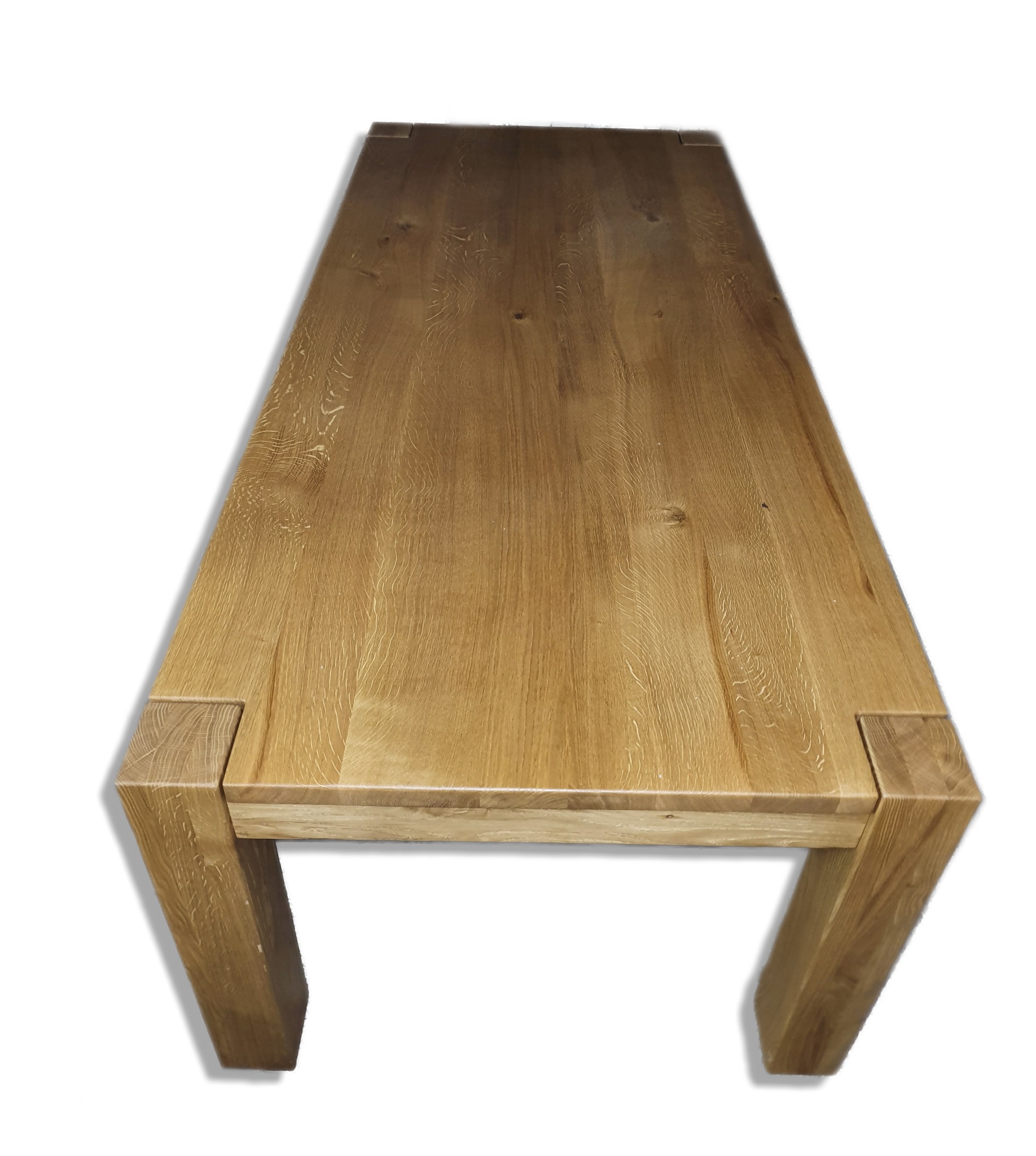 Stół z dębu, kolor naturalny.