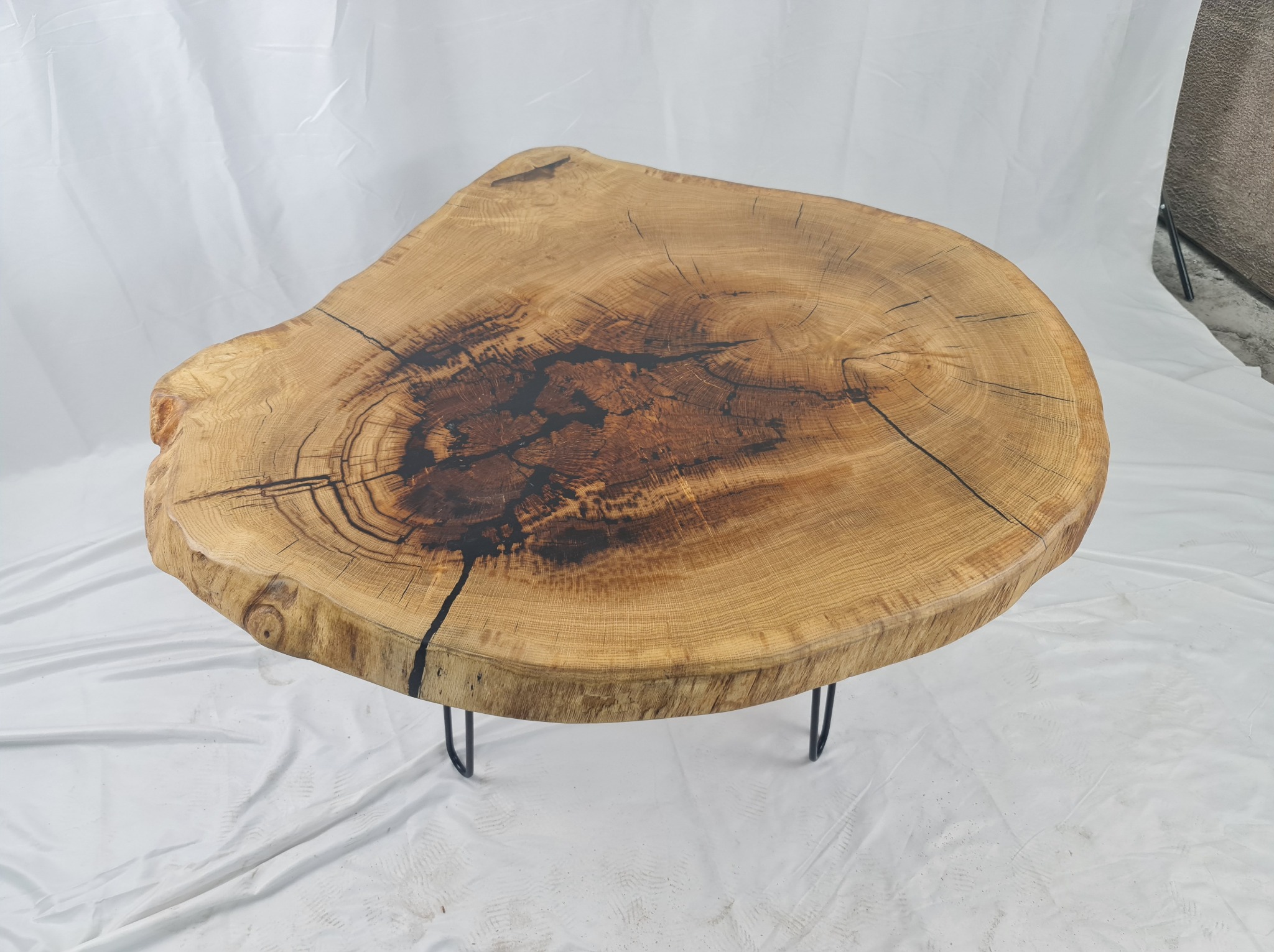 Stolik z plastra dębu z żywicą epoksydową.